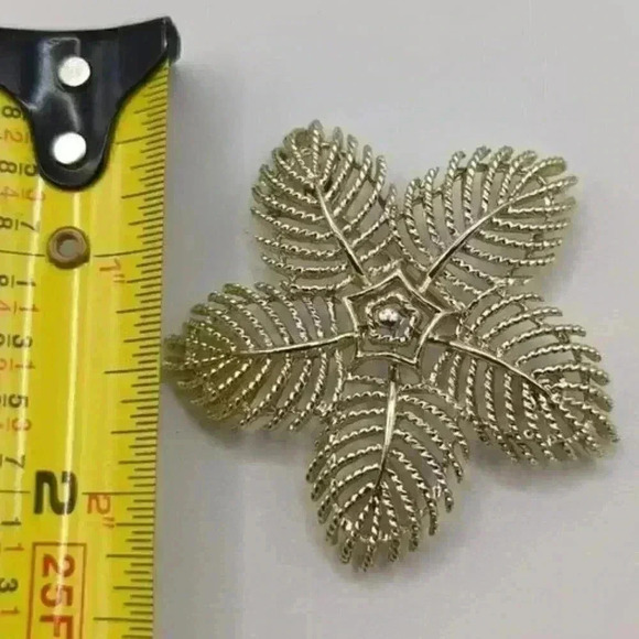 Vintage Lisner Gold Feather Star Brooch - Elegant Classic Statement Pin - Picture 3 of 5